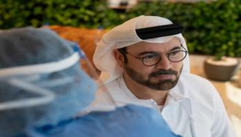 وزير شؤون مجلس الوزراء الإماراتي يتلقى لقاح كورونا