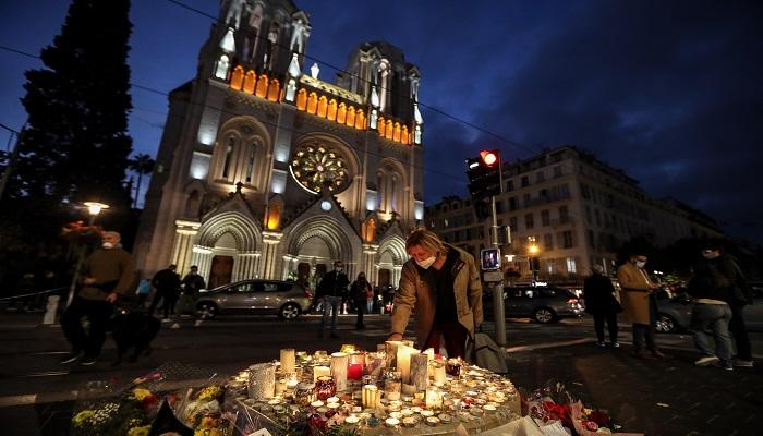موقع حادث الطعن قرب كنيسة نوتردام