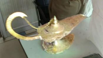 المصباح الذي اشتراه الطبيب الهندي