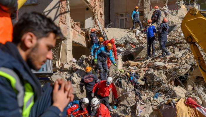 زلزال مدينة إزمير في تركيا يقتل 51 شخصا