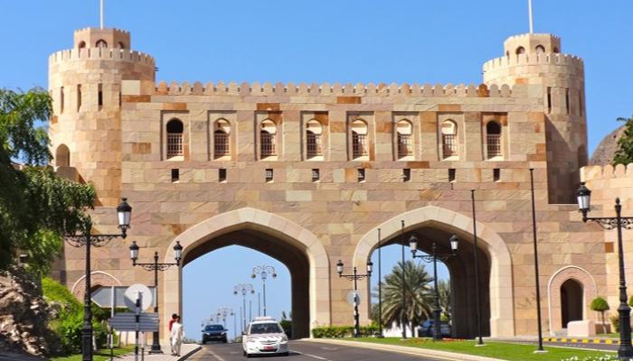 عُمان تدرس فرض ضريبة على ذوي الدخل المرتفع
