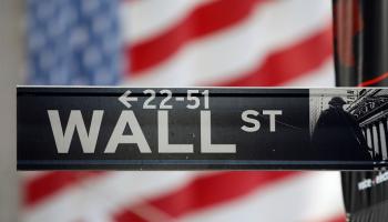 لافتة في شارع وول ستريت مع العلم الأمريكي