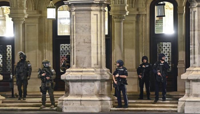 عناصر من الشرطة النمساوية النمساوية في أحد المواقع وسط فيينا - الفرنسية
