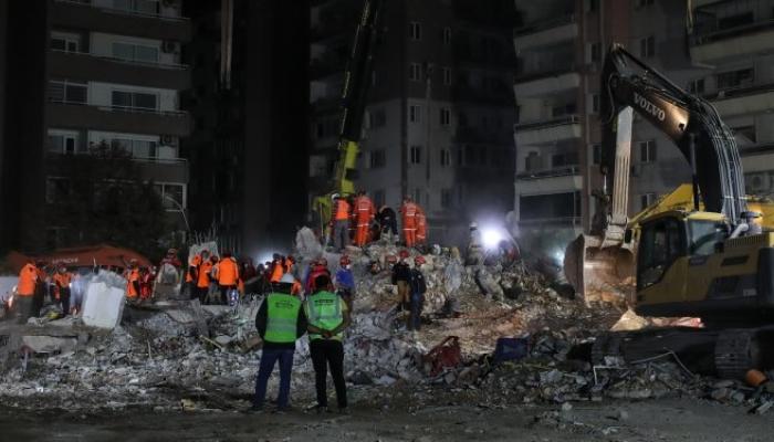جانب من عمليات البحث عن ضحايا الزلزال في تركيا