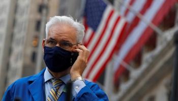 متداول يتحدث في هاتف خارج بورصة نيويورك – رويترز