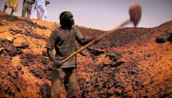 موريتاني ينقب عن الذهب