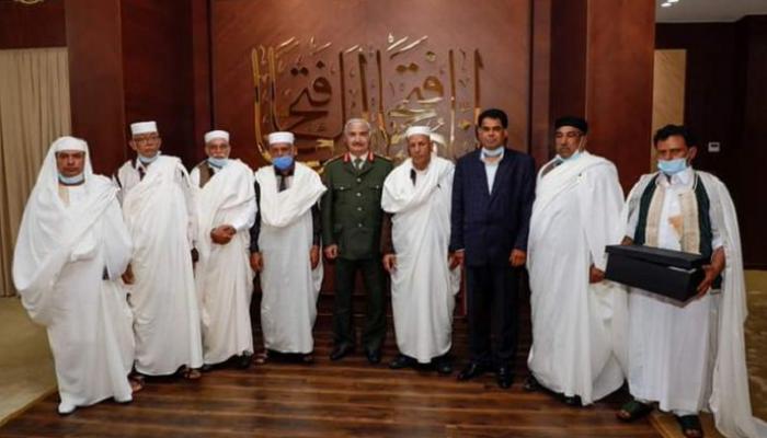 وفد قبيلة المقارحة مع خليفة حفتر
