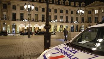 الشقة تقع في شارع جورج الخامس قرب جادة الشانزليزيه