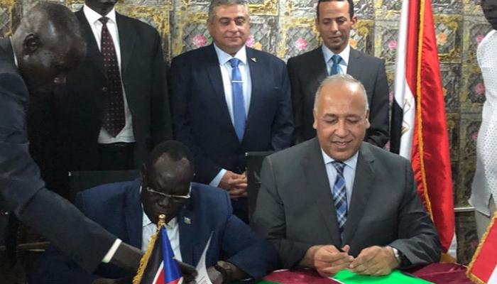 وزير الطيران المصري ونظيره الجنوب سوداني خلال مراسم توقيع مذكرات التفاهم