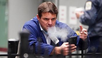 متداول يتابع نتائج الانتخابات خارج بورصة نيويورك - رويترز 