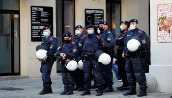 ضباط شرطة بالقرب من موقع هجوم مسلح في فيينا 