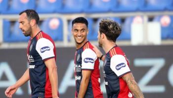 آدم وناس خلال موجاهة كالياري وسامبدوريا في الدوري الإيطالي