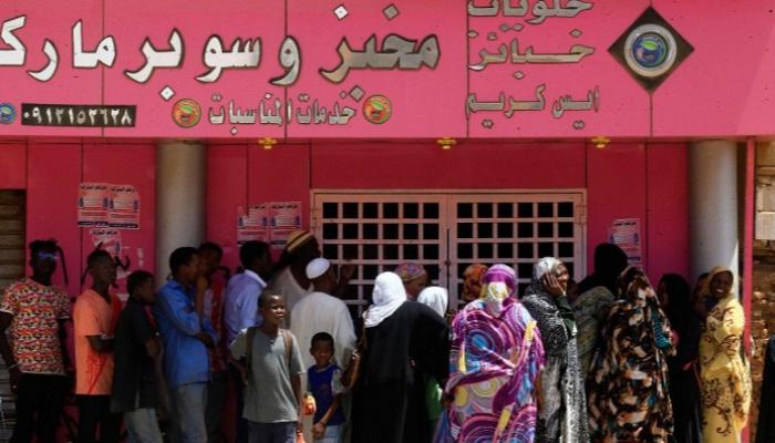 طوابير أمام أحد المخابز - أرشيفية