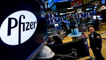شعار شركة Pfizer على شاشة في بورصة نيويورك