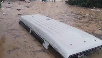 سيارة غارقة في الأمطار بالبيضاء شرقي ليبيا 