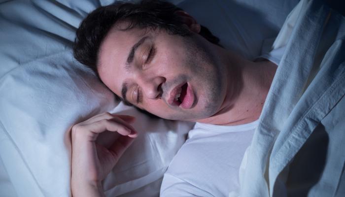 هناك أسباب بسيطة أيضا للتعرق الليلي منها ظروف النوم غير المناسبة