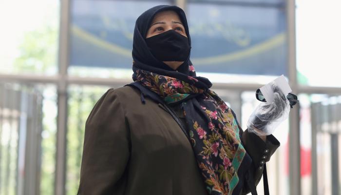 سيدة ترتدي كمامة للوقاية من فيروس كورونا