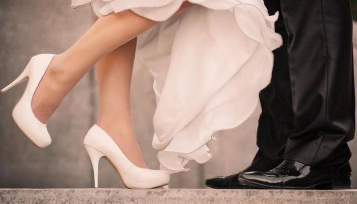  العروس كانت ترتدي حذاء بكعب عال