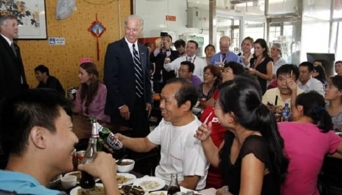بايدن خلال زيارته للمطعم الصيني عام 2011 - سي إن إن