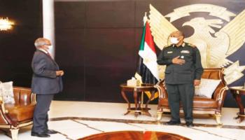 جانب من لقاء البرهان والمبعوث الإريتري يماني قبراب