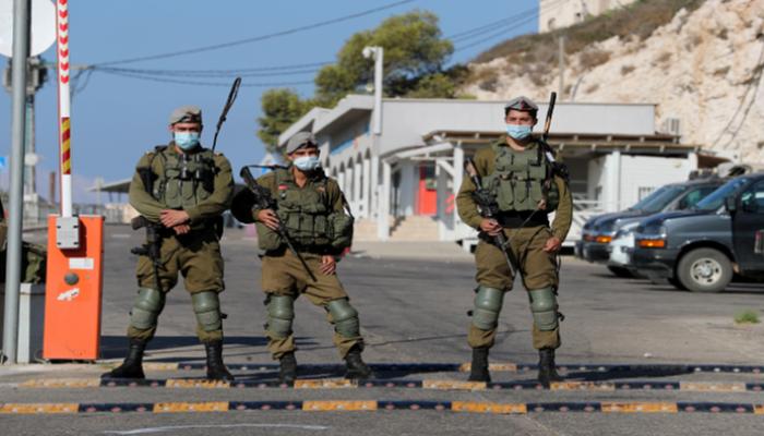 جنود إسرائيليون قرب أحد الحواجز - رويترز