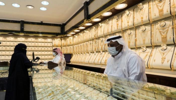 أسعار الذهب في السوق السعودي تتراجع بعد استقرار