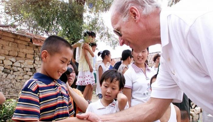 بايدن خلال لقائه بأطفال صينيين- أرشيفية