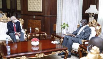 عضو مجلس السيادة السوداني والمبعوث الأمريكي خلال اللقاء