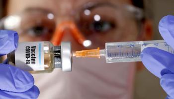 زجاجة صغيرة عليها ملصق 