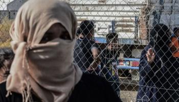 عراقيون يستعدون لإخلاء أحد المخيمات- أرشيفية
