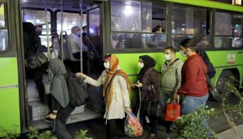 إيرانيون يرتدون كمامات للوقاية من كورونا 