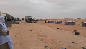 شاحنات مغربية متوقفة جراء غلق معبر الكركرات