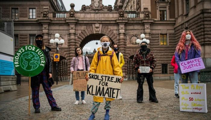 الناشطة البيئية جريتا تونبرج تتظاهر مع رفاقها أمام برلمان السويد