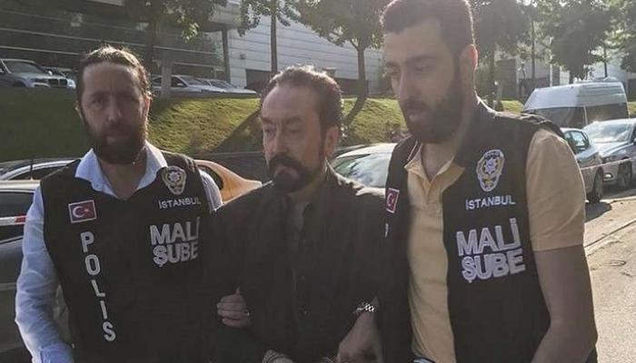 عدنان أوكتار الداعية التركي خلال اعتقاله