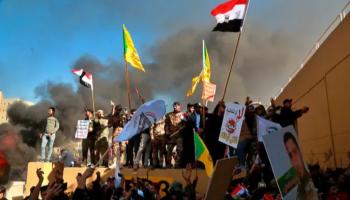 متظاهرون أمام مبنى السفارة الأمريكية في العراق - واشنطن بوست