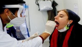 سيدة تخضع لاختبار فيروس كورونا في النمسا