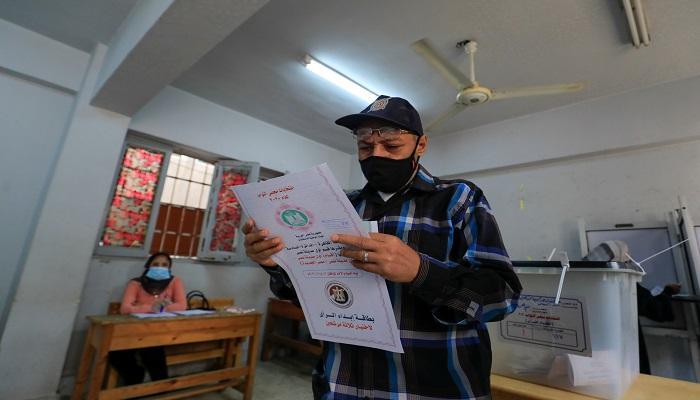ناخب مصري يدلي بصوته في انتخابات مجلس النواب