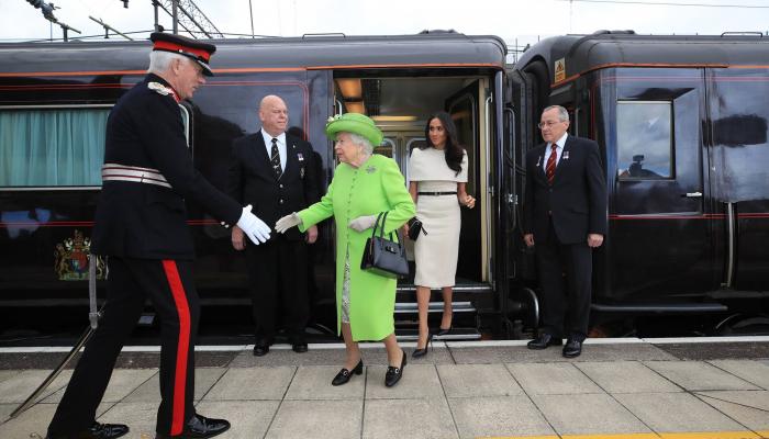 الملكة إليزابيث الثانية، ملكة بريطانيا أثناء إحدى جولاتها بالقطار الملكي