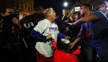 أحد أنصار ترامب يواجه معارضا في واشنطن