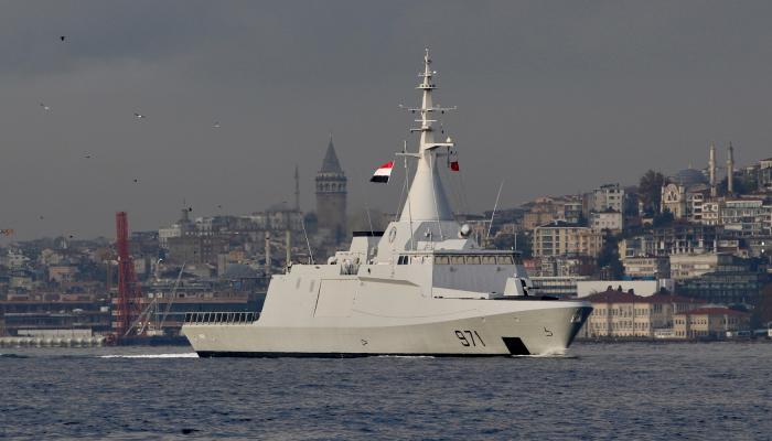 سفينة حربية مصرية أثناء عبور البـوسفور - رويترز