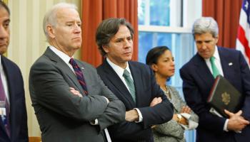 بايدن في لقطة ماضية يستمع لخطاب أوباما في البيت الأبيض 