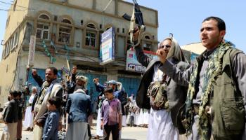أنصار مليشيات الحوثي في مسيرة بصنعاء