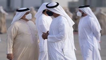 الشيخ محمد بن زايد آل نهيان أثناء استقبال الملك حمد بن عيسى آل خليفة