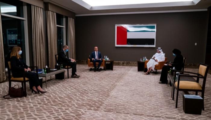 الشيخ عبدالله بن زايد آل نهيان ونيكولاي ملادينوف خلال اللقاء