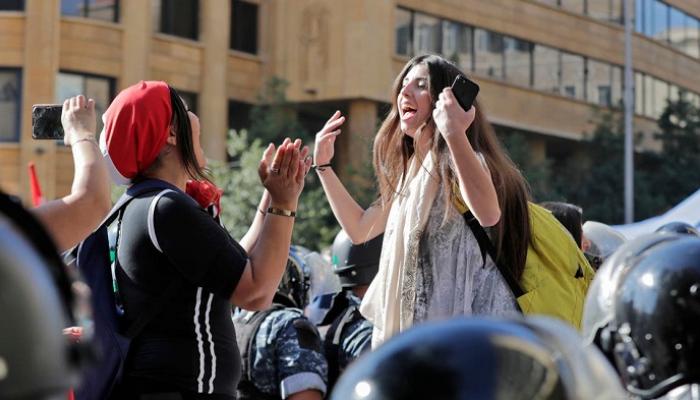 جانب من المظاهرة النسائية ضد حزب الله في معقله بلبنان 