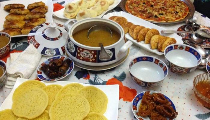 مائدة تحوي أصنافا من أشهى الأكلات المغربية