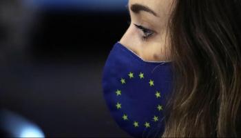 فتاة ترتدي كمامة للوقاية من فيروس كورونا