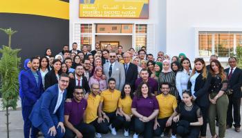 الملك محمد السادس بصحبة مستفيدين من برنامج مبادرة التنمية البشرية
