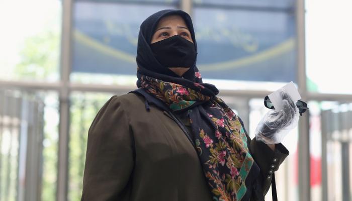 امرأة ترتدي كمامة للوقاية من فيروس كورونا في إيران