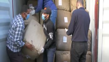 رجال الشرطة يفرغون إحدى الحاويات